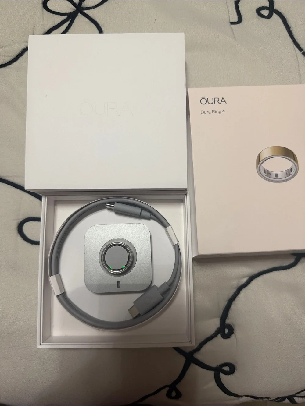 Oura Ring 4 - Gold and White Smart Ring with Charger
